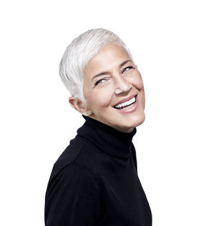 Porträt einer lachenden reifen Frau mit kurzen grauen Haaren, die einen schwarzen Rollkragenpullover trägt - RAMF00095