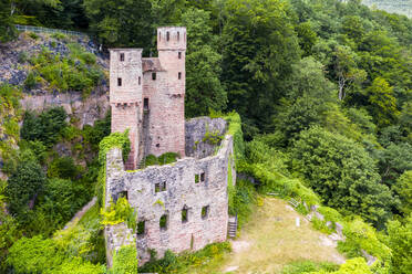 Deutschland, Baden-Württemberg, Neckarsteinach, Luftaufnahme von Schloss Hinterburg - AMF07478