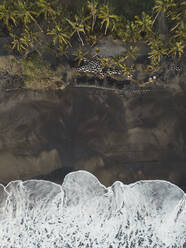 Luftaufnahme von Betonrohren am Strand, Kedungu, Bali, Indonesien - KNTF03660