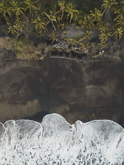 Luftaufnahme von Betonrohren am Strand, Kedungu, Bali, Indonesien - KNTF03660