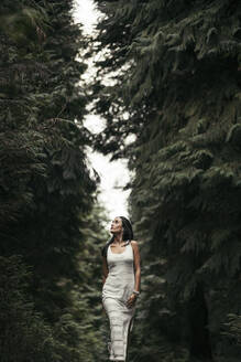 Junge Frau im weißen Kleid im Wald - MTBF00157