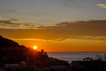 Italien, Ligurien, Riviera di Ponente, Finale Ligure, Stadt und Meer bei Sonnenaufgang - LBF02761