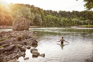 Frau in der Isar, München, Bayern, Deutschland - MAMF00952