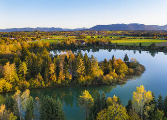 Deutschland, Bayern, Oberbayern, Tölzer Land, Königsdorf, Luftaufnahme von Baggersee und Wäldern im Herbst - SIEF09281