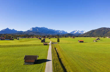 Deutschland, Bayern, Oberbayern, Werdenfelser Land, Krun, Grüne Felder und Wettersteingebirge - LHF00750