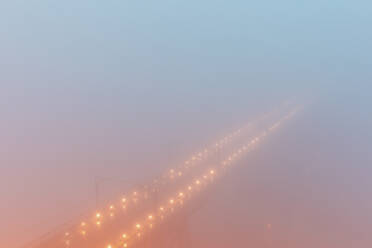 Luiz-I-Brücke im Abendnebel, Porto, Portugal - WPEF02265