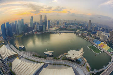 Singapur, Luftaufnahme der Singapur Marina Bucht bei Sonnenuntergang - GIOF07554