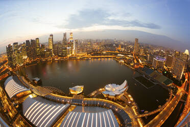 Singapur, Luftaufnahme der Singapur Marina Bucht in der Abenddämmerung - GIOF07556
