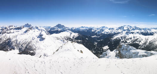 Italien, Trentino Südtirol, verschneite Dolomiten - GIOF07558