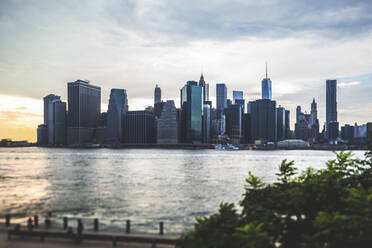 USA, New York, New York City, Skyline von Manhattan bei Sonnenuntergang - GIOF07561