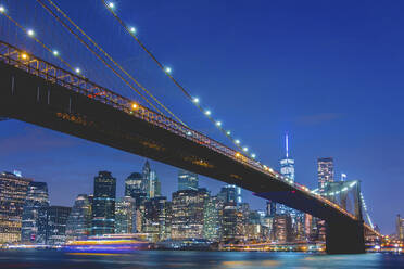 USA, New York, New York City, Brooklyn-Brücke und Manhattan bei Nacht beleuchtet - GIOF07563
