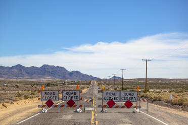 USA, Kalifornien, Straßensperren auf der alten Route 66 - GIOF07564