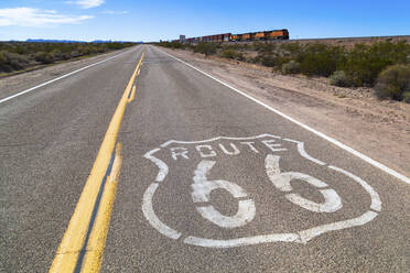 USA, Kalifornien, Route 66-Schild auf der Straße - GIOF07565