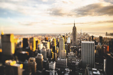 USA, New York, New York City, Blick auf Manhattan-Wolkenkratzer - GIOF07576