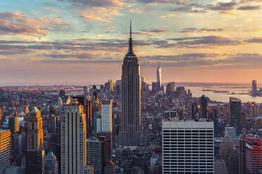 USA, New York, New York City, Blick auf Manhattan-Wolkenkratzer bei Sonnenuntergang - GIOF07579