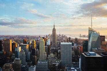 USA, New York, New York City, Blick auf Manhattan-Wolkenkratzer bei Sonnenuntergang - GIOF07580