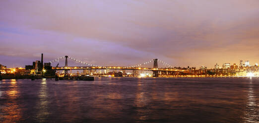 USA, New York, New York City, Manhattan Bridge in der Abenddämmerung beleuchtet - GIOF07586