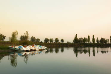 Italien, Emilia Romagna, Paddelboote auf dem Fluss Po bei Sonnenaufgang - GIOF07594