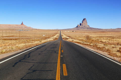 USA, Arizona, Straße im Monument Valley, lizenzfreies Stockfoto