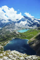 Italien, Piemont, Gran-Paradiso-Nationalpark, Blick auf die italienischen Alpen und Seen aus einem hohen Winkel - GIOF07602