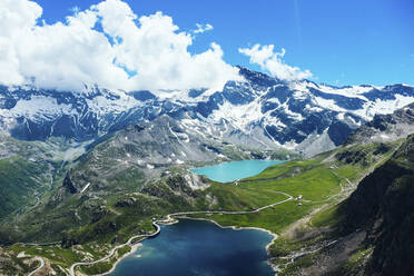 Italien, Piemont, Gran-Paradiso-Nationalpark, Blick auf die italienischen Alpen und Seen aus einem hohen Winkel - GIOF07603