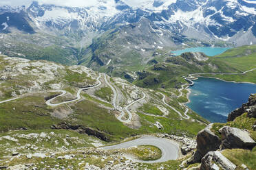 Italien, Piemont, Blick von oben auf eine lange, kurvenreiche Straße im Gran Paradiso National Park - GIOF07605