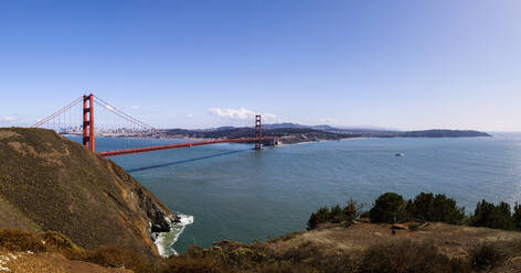 USA, Kalifornien, San Francisco, Panorama der Golden Gate Bridge an einem sonnigen Tag - GIOF07608