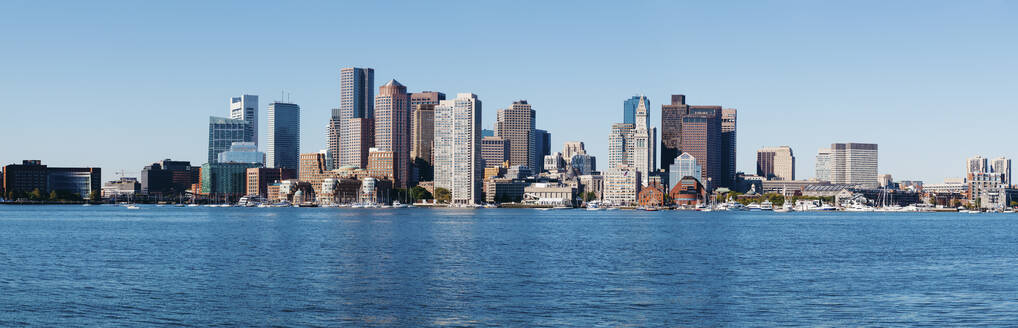 USA, Massachusetts, Boston, Skyline des Finanzdistrikts an der Küste mit Wolkenkratzern - GIOF07610