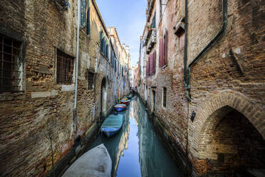 Italien, Venedig, Enger venezianischer Kanal - GIOF07611