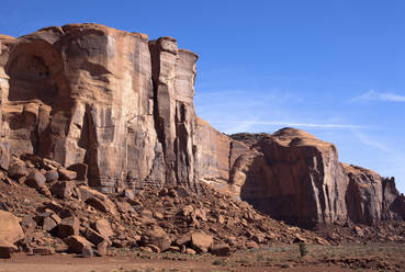 USA, Arizona, Braune Felswand im Monument Valley - GIOF07612