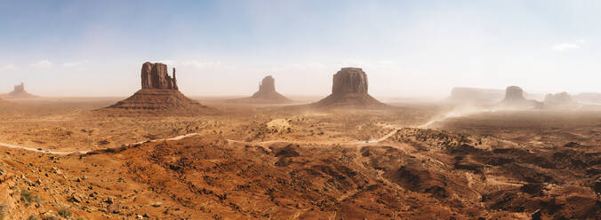 USA, Arizona, Panorama des Monument Valley - GIOF07616