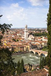 Italien, Verona, Brücke Ponte Pietra und umliegende Stadtgebäude - GIOF07627