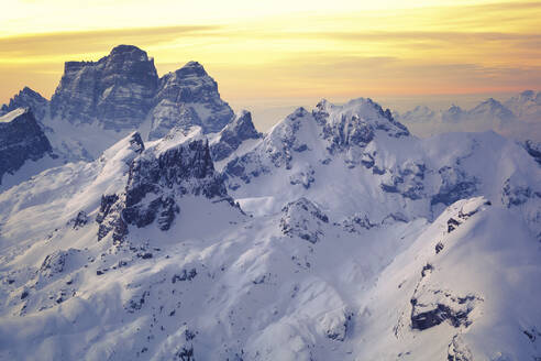 Italien, Trentino-Südtirol, Luftaufnahme der schneebedeckten Gipfel der Dolomiten - GIOF07633