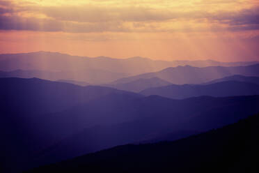 USA, Tennessee, Great Smoky Mountains bei nebliger Morgendämmerung - GIOF07640