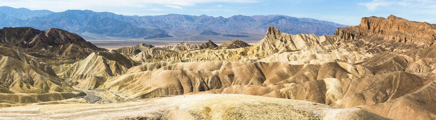 USA, Kalifornien, Panorama von Zabriskie Point - GIOF07643