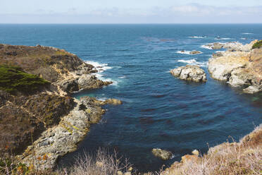 USA, California, Pacific Coast with clear line of horizon in background - GIOF07655