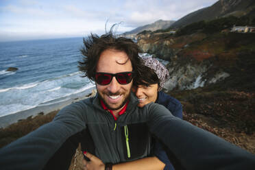 USA, Kalifornien, Pärchen macht Selfie an der Pazifikküste - GIOF07661