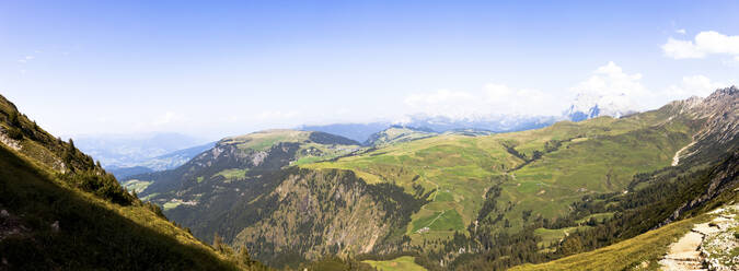 Italien, Trentino-Südtirol, Panoramablick auf grüne Alpen - GIOF07662