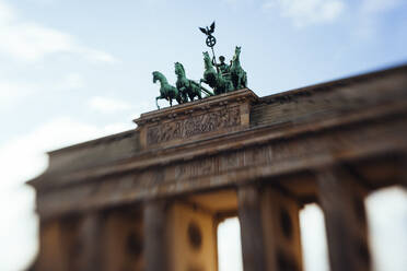 Deutschland, Berlin, Quadriga-Statue auf dem Brandenburger Tor - GIOF07664