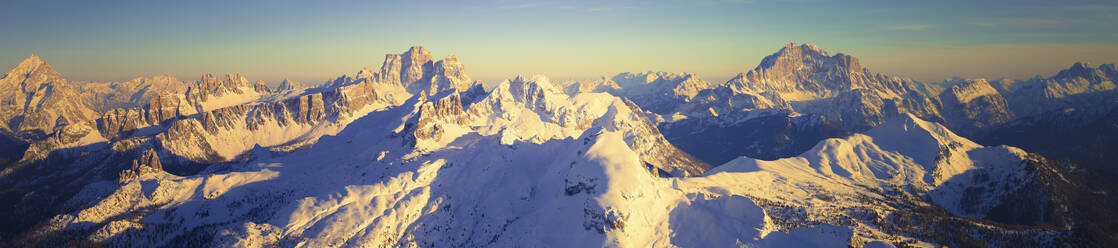 Italien, Trentino-Südtirol, Luftpanorama der schneebedeckten Alpen - GIOF07666