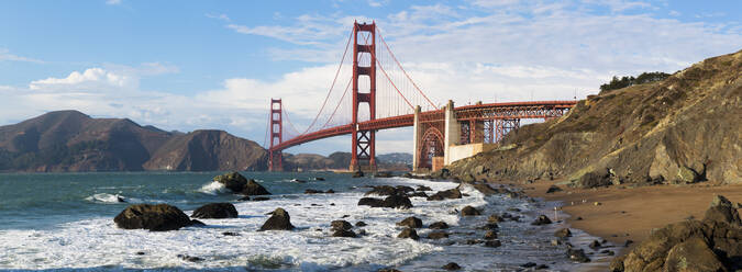 USA, Kalifornien, San Francisco, Panorama der Golden Gate Bridge - GIOF07667