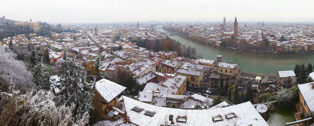 Italien, Verona, Panorama der Stadt am Flussufer im Winter - GIOF07668