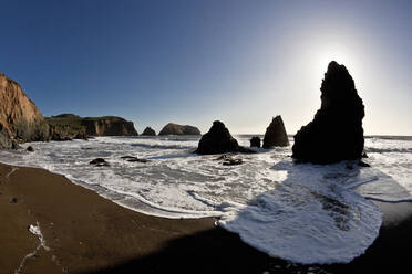 USA, Kalifornien, San Francisco, Küstenfelsen der Marin Headlands bei Sonnenuntergang - GIOF07675