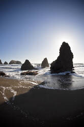 USA, Kalifornien, San Francisco, Küstenfelsen der Marin Headlands bei Sonnenuntergang - GIOF07676