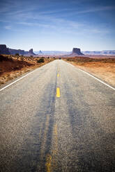 USA, Arizona, Leerer Highway durch das Monument Valley - GIOF07677