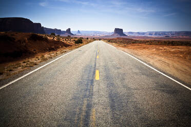 USA, Arizona, Leerer Highway durch das Monument Valley - GIOF07678