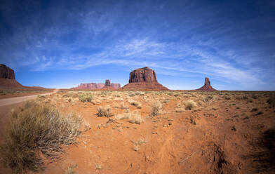 USA, Arizona, Blauer Himmel über Merrick Butte - GIOF07680