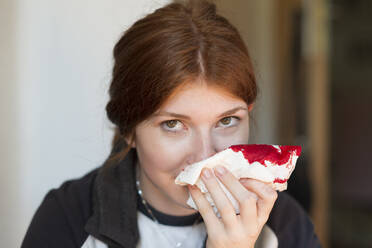 Teenager Mädchen mit Nasenbluten - LBF02764