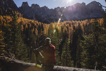 Wanderer in den Dolomiten im Herbst, Venetien, Italien - MCVF00082