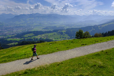 Deutschland, Bayern, Immenstadt, Rucksacktourist auf Feldweg am Mittagberg - LBF02766